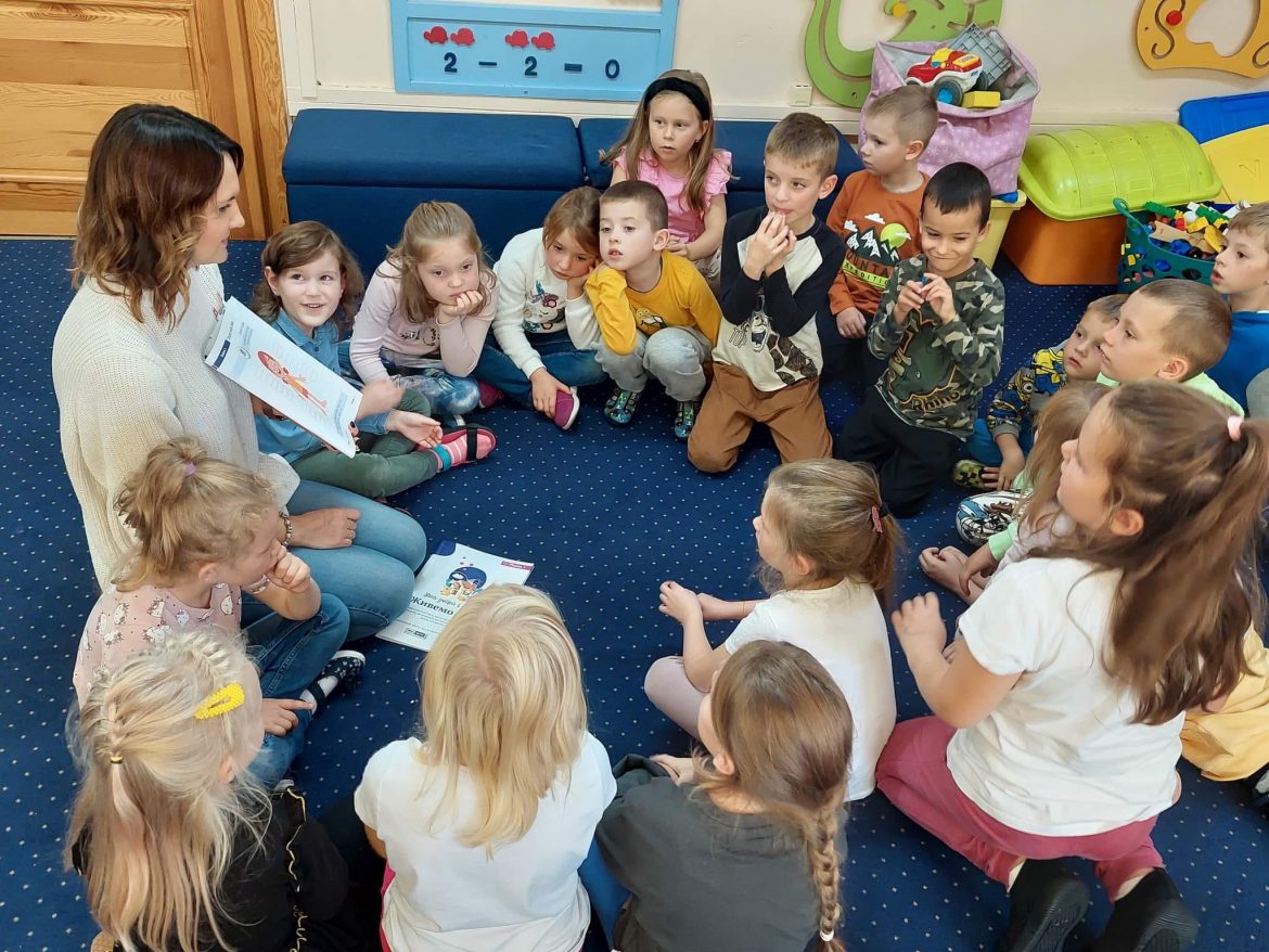 Photo 3_ Teacher Tetiana Stadnytska (left) with children from the programme