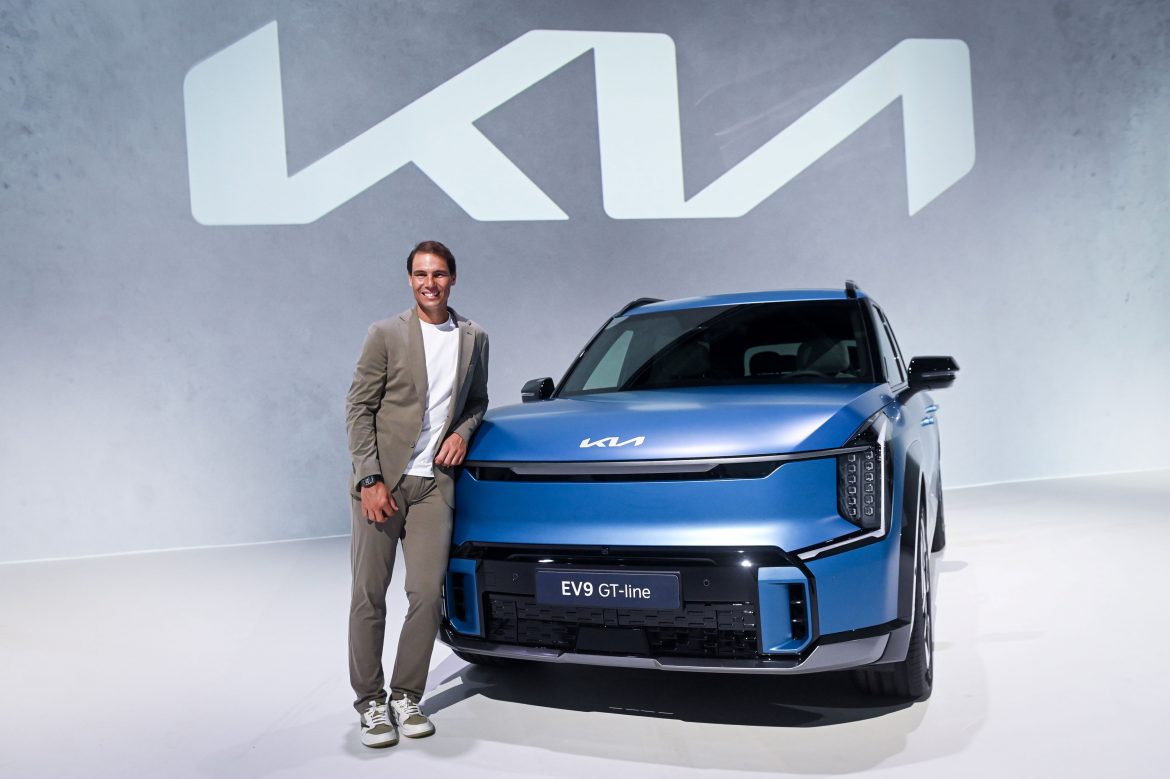 (Image 1) Kia presents Rafael Nadal with EV9 GT-line in Ocean Blue Matte
