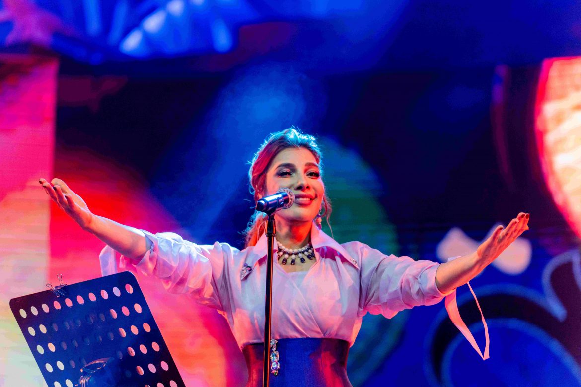 Assala Nassri02)